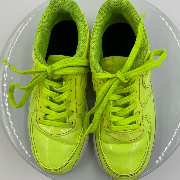 NIKE AIR FORCE 1 ‘VOLT’- Size KIDS 13C - Picture 5 of 9